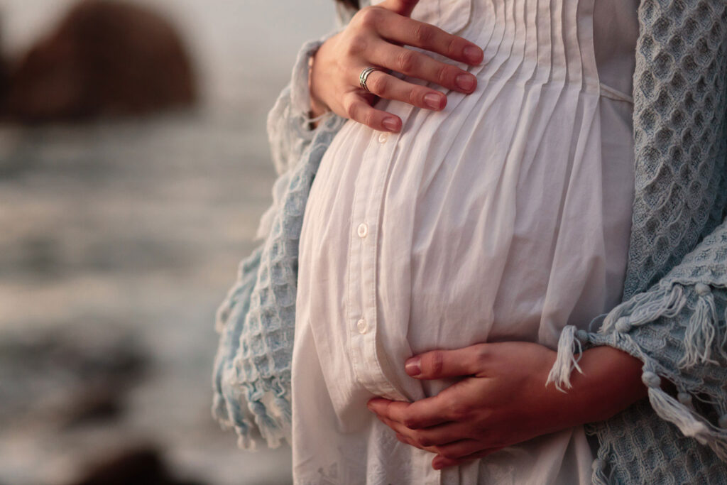 retrato embarazada en la playa